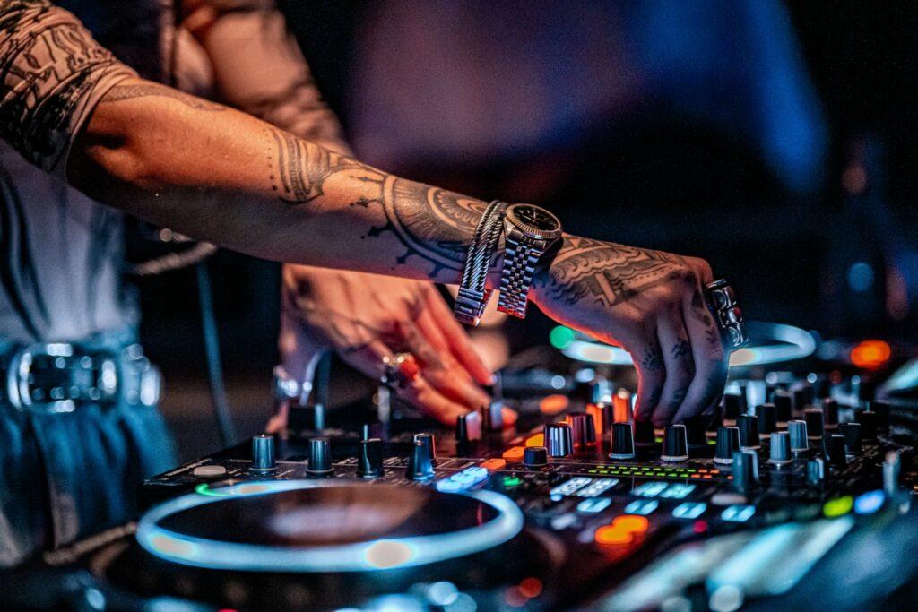 DJs